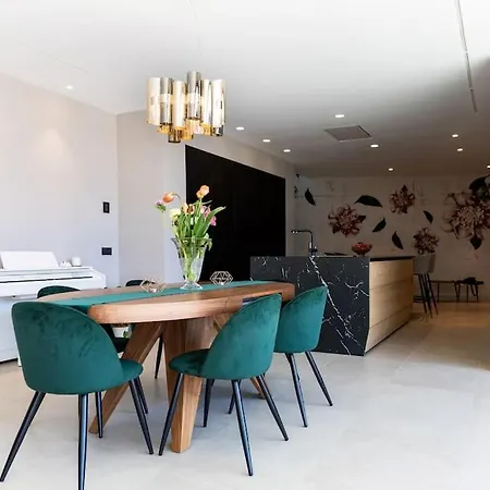 וילה Luxury ***** *