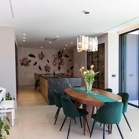 וילה Luxury ***** *